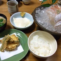ろっこん - 今回は、お造りご膳１,０５０円にしましたよ。 内容的には、天ぷらとお造りのボリュームが違う感じになっています。 メインのお造り、サブの天ぷら、自家製の豆腐、ご飯、味噌汁、お漬物がセットで出てきました。
