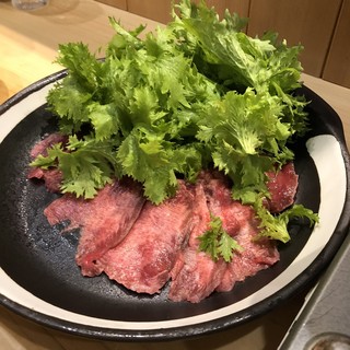 Washoku Izakaya Nakaji - 牛タンはわさび菜とともに