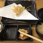 天ぷら徳家 - 頼んだのは 徳家定食（6品）。ごはん 味噌汁 天ぷらのお皿に天ぷら1品目 取り皿 天つゆ皿 お茶 割り箸。枝豆やキムチは 2人で行ったら 2人分まとめて。