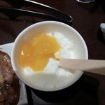 Gyuu kaku - 杏仁豆腐マンゴーソース