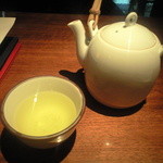 ヒドリ - お茶（ティーポットで出すとかサービス良すぎ）