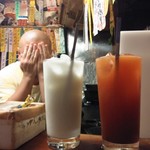 居酒屋 ゆうちゃん - ミルクハイ450円とトマトハイ濃いめ600円　後ろに店主