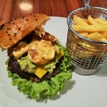 Buns Burger Bar - まろやかなワカモレやチェダーチーズ、スモーキーな香りの唐辛子マヨソースがメキシコ風の味わい