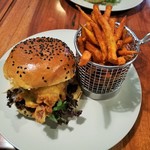 Buns Burger Bar - クリスピーなソフトシェルクラブのフライが主役、Soft Shell CrabバーガーRM26.00