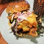 Buns Burger Bar - 蟹の旨味が詰まったソフトシェルクラブと、爽やかな林檎のコールスロー、ピリ辛シラチャーマヨソースが合う！