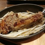 串カツ 鉄板酒場 まこっちゃん - 骨付きラムロースの鉄板焼き