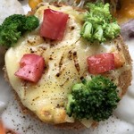 カフェアンドショップ ロータスランド - 2019/06/15
      今週のおまかせセット 550円
      ＊新玉ねぎ大豊作！感謝プレート
      ・新玉ねぎのカップグラタン
      ・新玉ねぎ入りプレーンオムレツ
      ・エンサイ炒め
      ・オニオンスープ
      ・赤玉ねぎのスライス