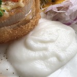 カフェアンドショップ ロータスランド - 2019/06/15
      今週のおまかせセット 550円
      ＊新玉ねぎ大豊作！感謝プレート
      ・新玉ねぎのカップグラタン
      ・新玉ねぎ入りプレーンオムレツ
      ・エンサイ炒め
      ・オニオンスープ
      ・赤玉ねぎのスライス