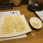 Taishuu Kankoku Kankoku Chuudoku Nagoyaekiten - チャームには、クラッカー（蜂蜜たらり）とクリームチーズ