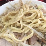 ラーメン二郎 三田本店 - 「ラーメン」（600円）の麺アップ