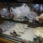 ラッテリア ベベ  カマクラ - 店内のチーズ販売コーナー