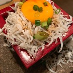 nihonshutowarayakitosumibiyakigaburi - 溢れしらす豆腐