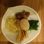 Menya Tasuki - 別皿提供全部のせトッピング
