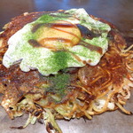 Okonomiyakioishimbo - 「洋食焼　ぶた」（税別630円）・「モダン焼」（税別150円増）・「玉子のせ」（税別100円増）
