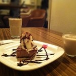 シナー カフェ - チョコレートチーズケーキとカルアミルク