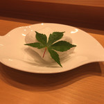 小松 弥助 - オシボリに葉飾り、粋