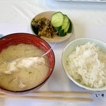 いそかぜ - ごはん、鯛の味噌汁、お新香