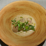 エクアトゥール - ハマグリとツブ貝、ワインとバダーで作るフリカッセソース