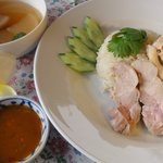 万国屋 - 遅い朝食・早い昼食に、カオマンガイ（タイ風鶏飯）スープ付（７５０円）。　当店一押しの一皿です