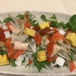Asahizushi Souhonten - 海鮮サラダ小６００円。まるでバラチラシのようなサラダです（╹◡╹）。とても美味しかったです（╹◡╹）