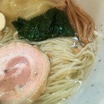 光月軒 - チャーシューと麺接写。