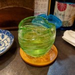 伊江人酒場 - キレイな琉球ガラスに注がれた泡盛