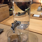 鮨 心白 - 最近設置されたらしい水素水サーバー　お好きなだけどうぞと