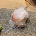 sushishimpaku - 鮃です　中には縁側が巻き込んであります