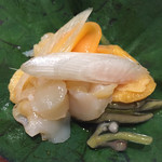 鮨 心白 - 蓮の葉にのせた海鞘のヘソと函館の青柳　敷いてあるのはじゅん菜です　初夏ですね1