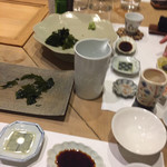 鮨 心白 - カウンターの上は小さいお皿や器でいっぱいになります