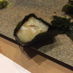 鮨 心白 - 平貝の磯辺巻　すぎたとは違ったミニマルな美味しさ
