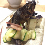 鮨 心白 - 活稚鮎の塩焼　これは生きている稚鮎の串打ちから始まるので時間がかかりますがこの季節だけのお楽しみです