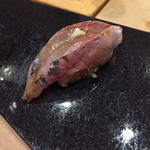 鮨 心白 - 小田原産の型の良い鯵です　こういうのを普通にいただけるのが寿司ですよね