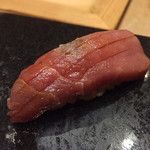 鮨 心白 - 柚子に漬けたマグロです　炭火を当てて少し香ばしくなっているのが堪らないです