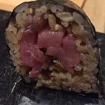鮨 心白 - 深夜の背徳の味　悶絶巻です　鮪に納豆に茗荷に生姜にいろいろ入ってとっても美味しいですよ