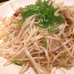 Okonomiyaki Gouki - ★もやし炒め。広島もやしは細いけどクタッとならず旨味が強いからクセになる。豚バラと塩コショウのバランスも良く。
