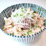 北海道產鮭魚蔥花中肥金槍魚蓋飯