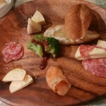 ガロピーヌ エ ガロパン - チーズと前菜の盛り合わせ　850円