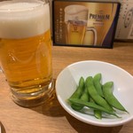 牛玄 - 生ビール￥480　←ちっちゃい式ジョッキなのです...＆お通し