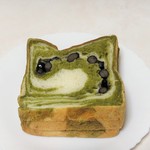 ブーランジェリー トリコ - 黒豆抹茶マーブル食パン。250円
