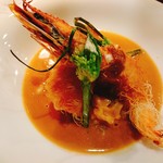 ビストロ　アギャット - 尾長鯛と海老のガタイフ包み焼き オマール海老のビスク仕立て