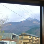ことことや - 窓からの眺望　由布岳を眺めることができます。