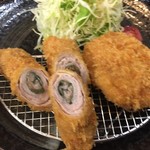 Tonkatsu Tonshin - 左 梅肉とシソで巻いてあるしゃぶしゃぶ肉。梅との相性抜群。右 メンチカツ。肉肉しい。