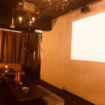 BAR LOUNGE VIVI WEST - 24時以降は大画面でカラオケが歌える