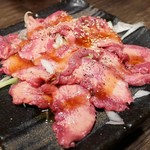 馬ござる - 馬の生タン    480円
            以前、隣のお客さんが食べていたのとは
            見た目が違ったけどこれはこれで旨し