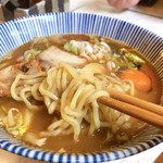 ねじまき屋 - 麺は太麺ストレートを選びましたが、縮れているような…