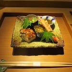 もと井 - 八寸：上品な味付けの鰻は皮がパリッ！ 身はふんわりとした 鰻寿し。 赤万願寺の天婦羅。 もずく酢。 京都伏見の唐辛子とジャコの煮物。 ジュンサイ、トマト、オクラのジュレかけ。　　　　　2019.06.01