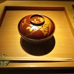 もと井 - 渡り蟹の真薯：渡り蟹の真薯の上にからすみと 渡り蟹の内子がのせられています。シャキシャキとした食感のホワイトアスパラが添えられています。 お出汁がイイですネ！　　　　　2019.06.01