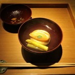 もと井 - 渡り蟹の真薯：渡り蟹の真薯の上にからすみと 渡り蟹の内子がのせられています。シャキシャキとした食感のホワイトアスパラが添えられています。 お出汁がイイですネ！　　　　　　2019.06.01