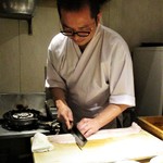 もと井 - 鱧の骨切りをする大将。 鱧は お造りに使われます。（画像掲載了承済み）　　　　　2019.06.01